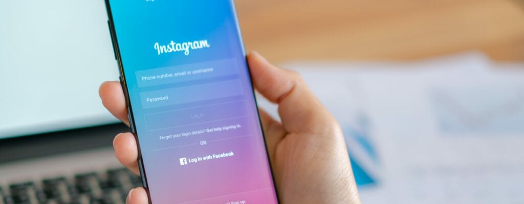 imagem contém uma mão segurando um celular