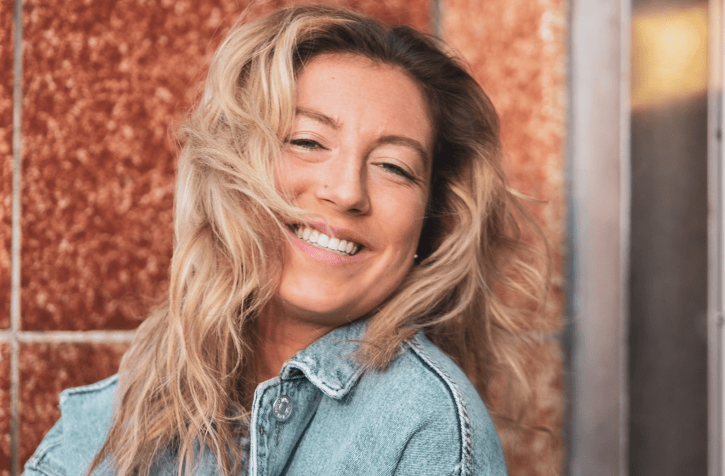 Microagulhamento de ouro para tratar rugas ao redor dos lábios