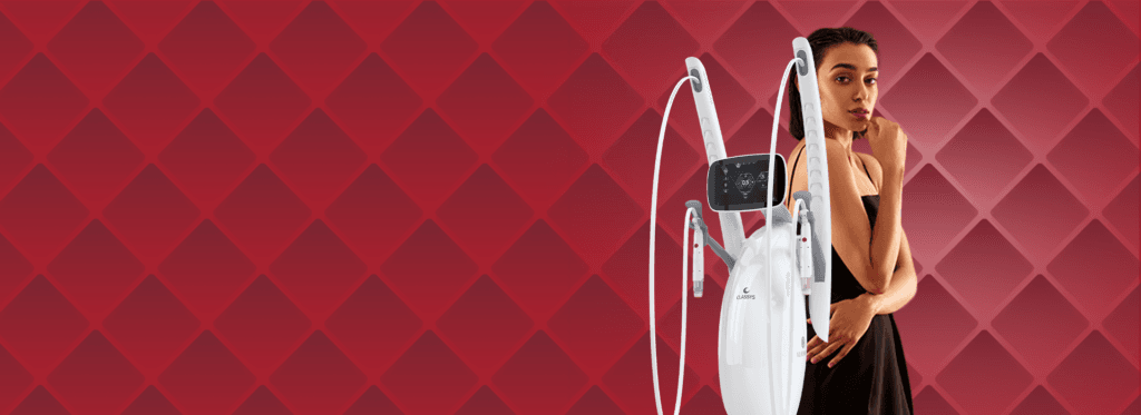 Esta imagem exibe um dispositivo Volnewmer, uma tecnologia de radiofrequência utilizada em tratamentos dermatológicos para flacidez e rejuvenescimento. Ao lado do equipamento, há uma modelo, destacando a aplicação do tratamento em ambientes clínicos. O fundo vermelho e o design minimalista conferem um ar de sofisticação à imagem, sugerindo o uso em clínicas dermatológicas de alto padrão. A imagem comunica inovação e eficácia no tratamento não invasivo da flacidez, sendo ideal para ilustrar artigos e posts de blog sobre soluções de alta tecnologia para cuidados com a pele.