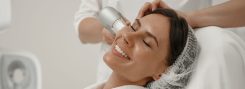 Paciente sorrindo durante tratamento com tecnologia pro-aging para um envelhecimento saudável e rejuvenescimento natural.