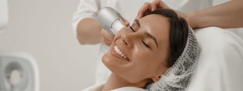 Paciente sorrindo durante tratamento com tecnologia pro-aging para um envelhecimento saudável e rejuvenescimento natural.