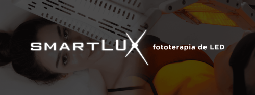 Mulher deitada sob equipamento de fototerapia SmartLux durante tratamento com luz LED premium.