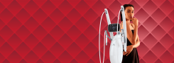 Esta imagem exibe um dispositivo Volnewmer, uma tecnologia de radiofrequência utilizada em tratamentos dermatológicos para flacidez e rejuvenescimento. Ao lado do equipamento, há uma modelo, destacando a aplicação do tratamento em ambientes clínicos. O fundo vermelho e o design minimalista conferem um ar de sofisticação à imagem, sugerindo o uso em clínicas dermatológicas de alto padrão. A imagem comunica inovação e eficácia no tratamento não invasivo da flacidez, sendo ideal para ilustrar artigos e posts de blog sobre soluções de alta tecnologia para cuidados com a pele.